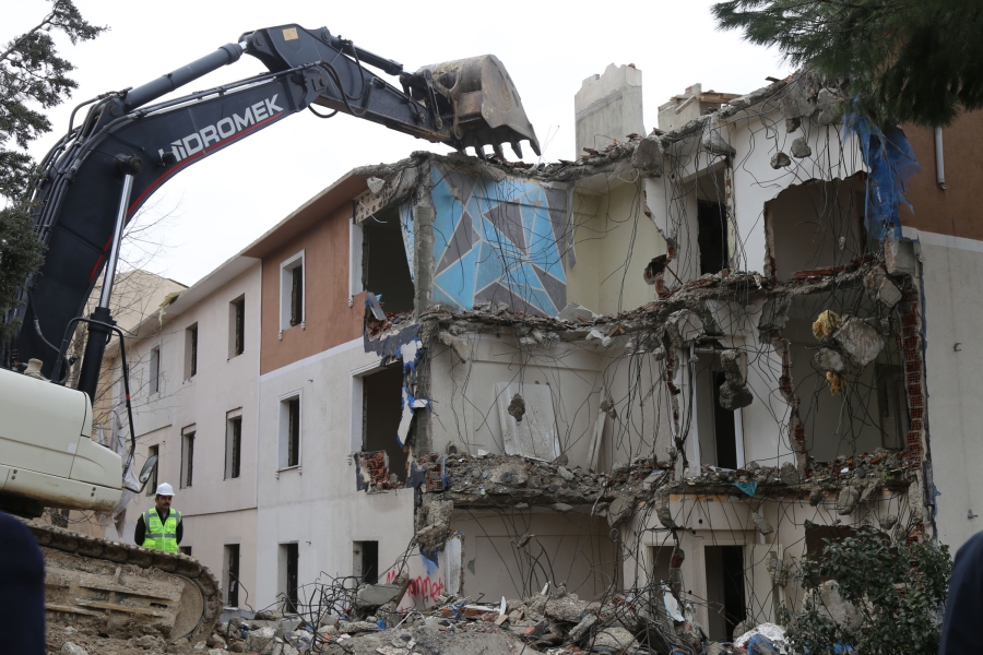Deprem Riski Taşıyan 250 daire Aynı Gün Yıkıldı