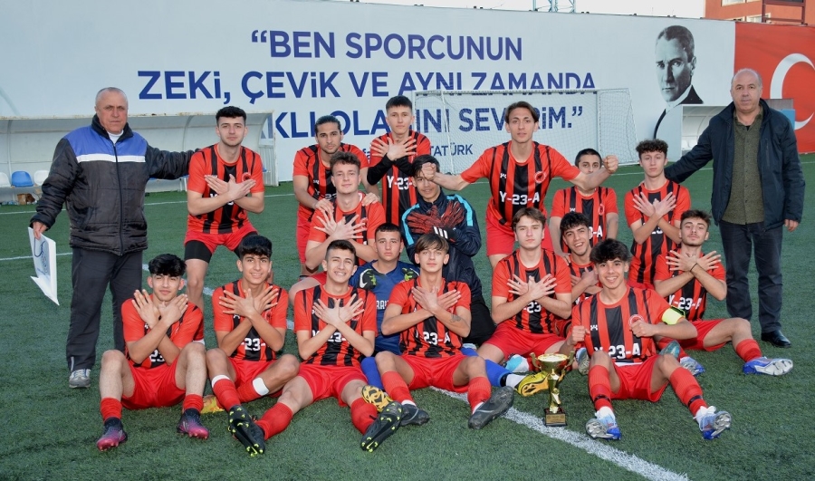 İstanbul U 18   Ligin şampiyonu Kosova Güçspor kupasını aldı