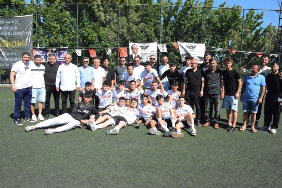 Redoks Avcılar Tahtakale Kartallar U17 Şampiyonları Kupalarını aldı