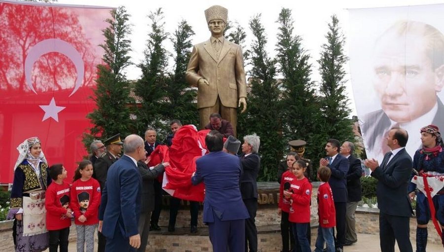 23 Nisan coşkusu dev Atatürk heykeliyle taçlandı