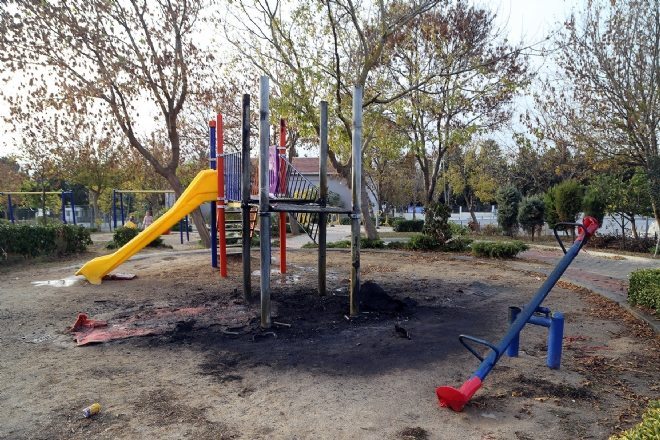 Büyükçekmece Belediyesi yanan parkı 24 saatte yeniledi