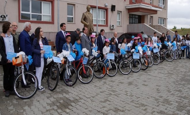Başkan Akgün, okul birincilerini bisikletle ödüllendirdi