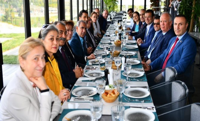 AK ve CHP li Meclis Üyeleri Birlikte Yemek Yedi