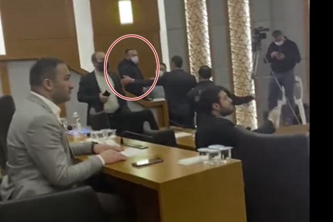 Gazeteciyi Esenyurt Belediye Meclis Salonundan Zorla Çıkardılar