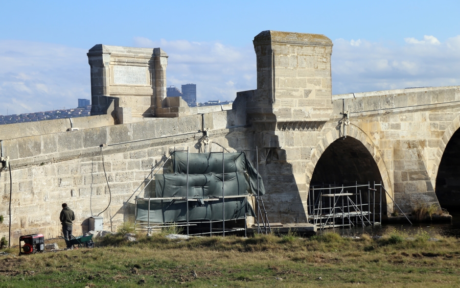 Çökme riski taşıyan tarih köprüde restorasyon çalışması başlatıldı