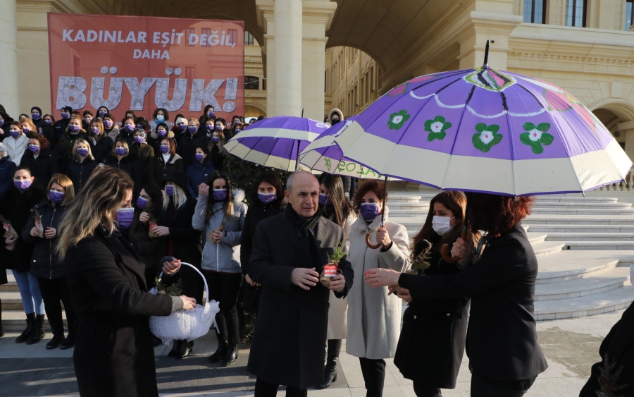 Kadınlar şiddet sağanağına karşı şemsiye açtı!