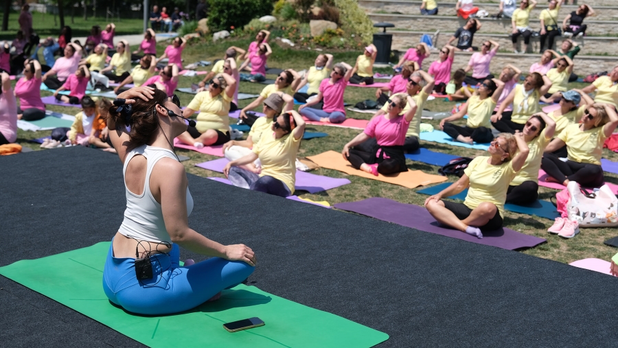 Büyükçekmece’de Dünya Yoga Günü’ne özel yüzlerce kadın yoga yaptı