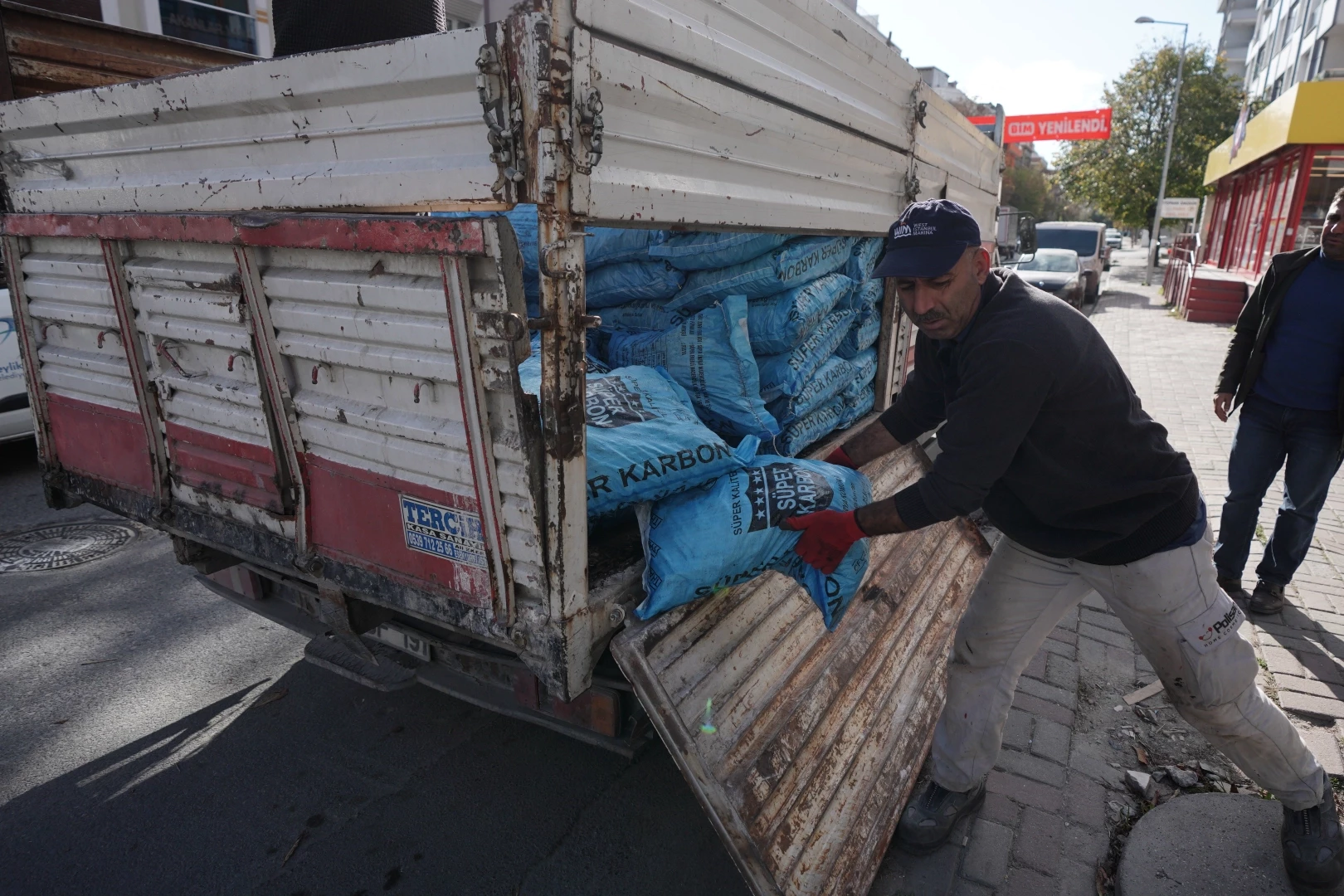 Beylikdüzü Belediyesi’nden yakacak yardımı