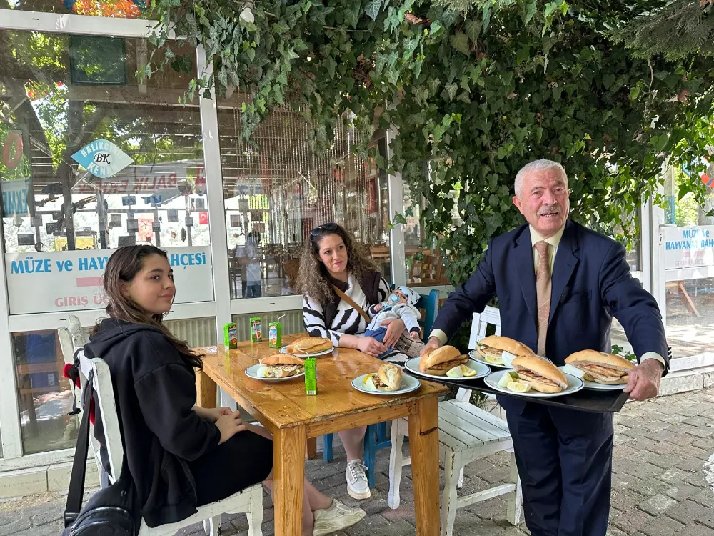 BALIKÇI KENAN’DA İKİ GÜN BOYUNCA ANNELERE BALIK EKMEK ÜCRETSİZ