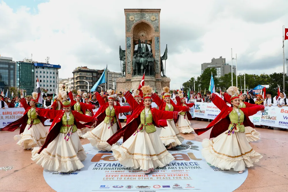 Dünyanın farklı renkleri Taksim Meydanı’nda görsel bir şölen yaşattı