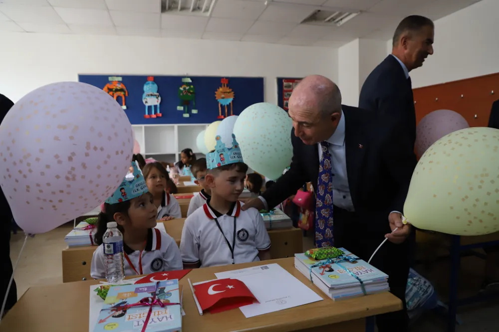 Başkan Akgün ilk zili öğrencilerle birlikte çaldı