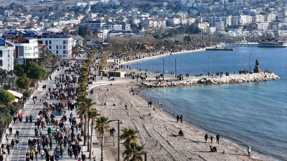 İstanbul, yılın ilk günü Büyükçekmece sahillerine akın etti