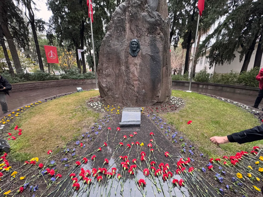 Zübeyde Hanım’ı vefatının 102. yıl dönümünde anıt mezarı başında andılar