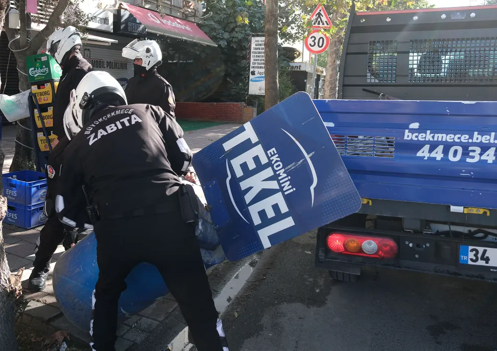 Büyükçekmece’de kent estetiğini bozan reklam ve dubalar kaldırıldı