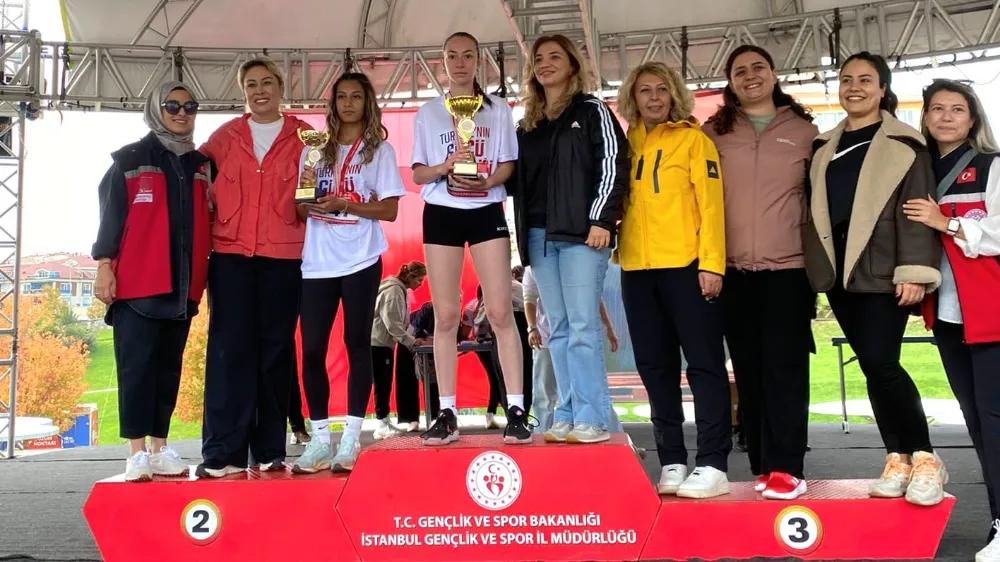   Büyükçekmeceli genç atletler, Cumhuriyet coşkusunu zaferle taçlandırdı