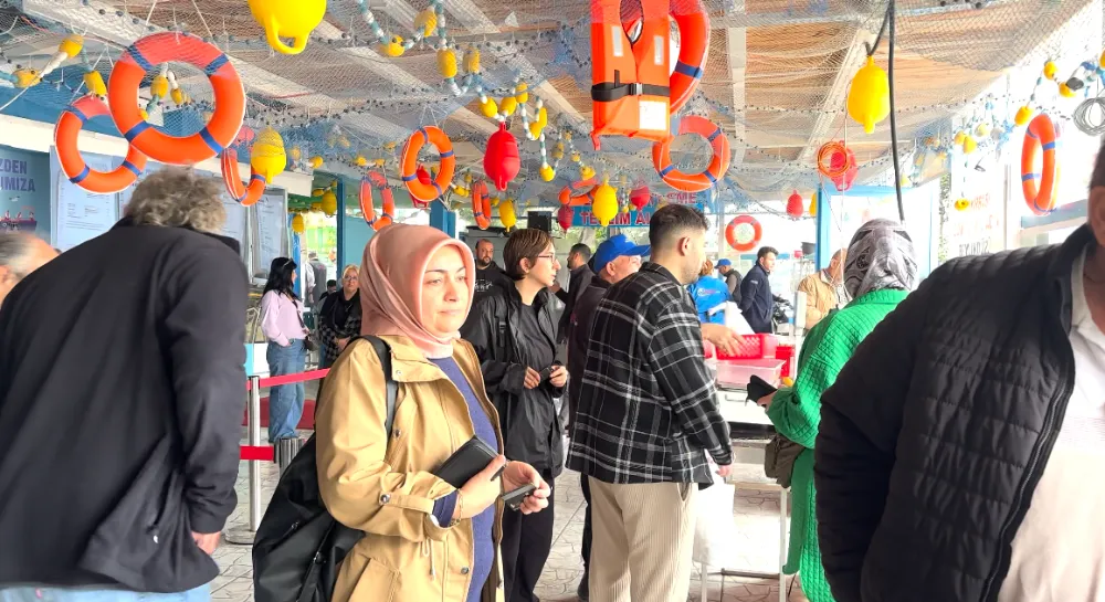 HAMSİ UCUZLADI TEZGAHLAR ŞENLENDİ 1 KİLO HAMSİ 89, 4 KİLO HAMSİ 300 LİRAYA DÜŞTÜ   