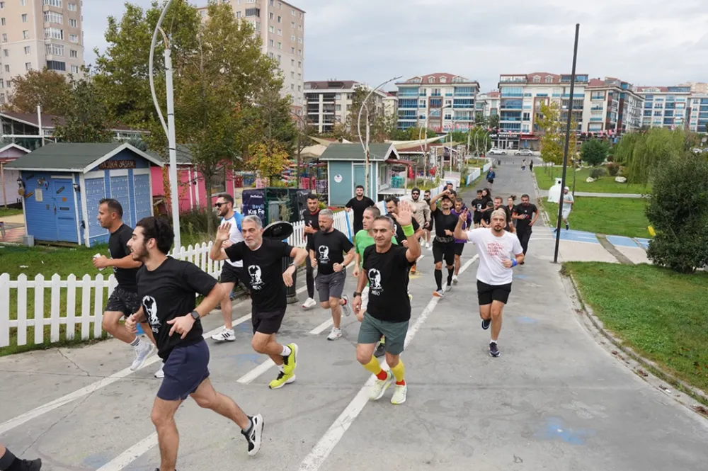 YÜZLERCE KİŞİ ATA’YA SAYGI İÇİN KOŞTU