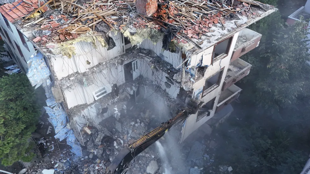 Yüksek riskli olduğu tespit edilen 3 bina belediye ekipleri gözetiminde yıkıldı