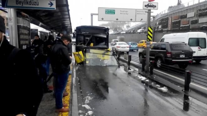 Metrobüs Kazası: 5 Yaralı