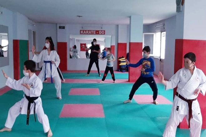 KÜÇÜKÇEKMECE`DE SPOR SALONLARI KAPILARINI AÇTI