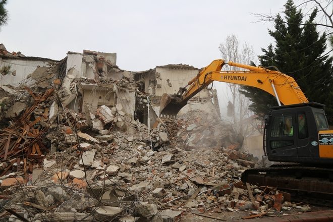 Depremde Hasar Gören Dokuz Bina Yıkıldı