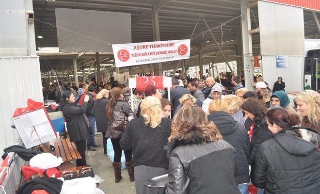 MHP Lİ KADINLAR BEYLİKDÜZÜ`NDE AŞURE DAĞITTI